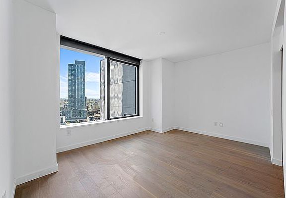 4th image of 3 Court Sq #1506
