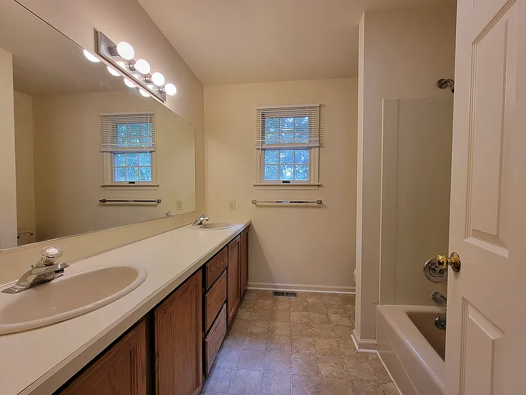 112 S Court St — Photo 15