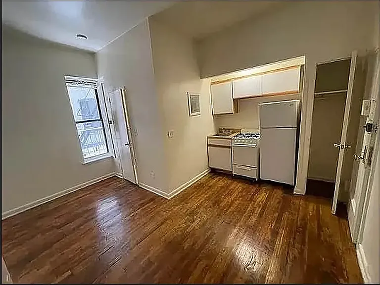 220 E 29th St #1D — Photo 1