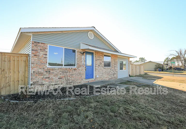 1314 W Margaret Pl — Photo 3