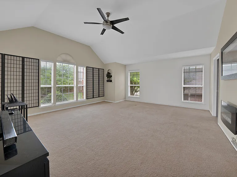2116 Houlton Ln — Photo 6