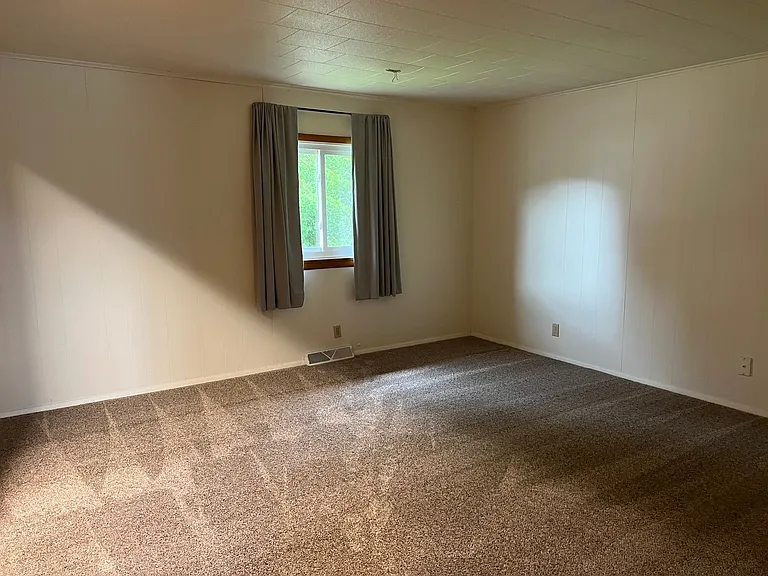 W210N11785 Hilltop Dr — Photo 22