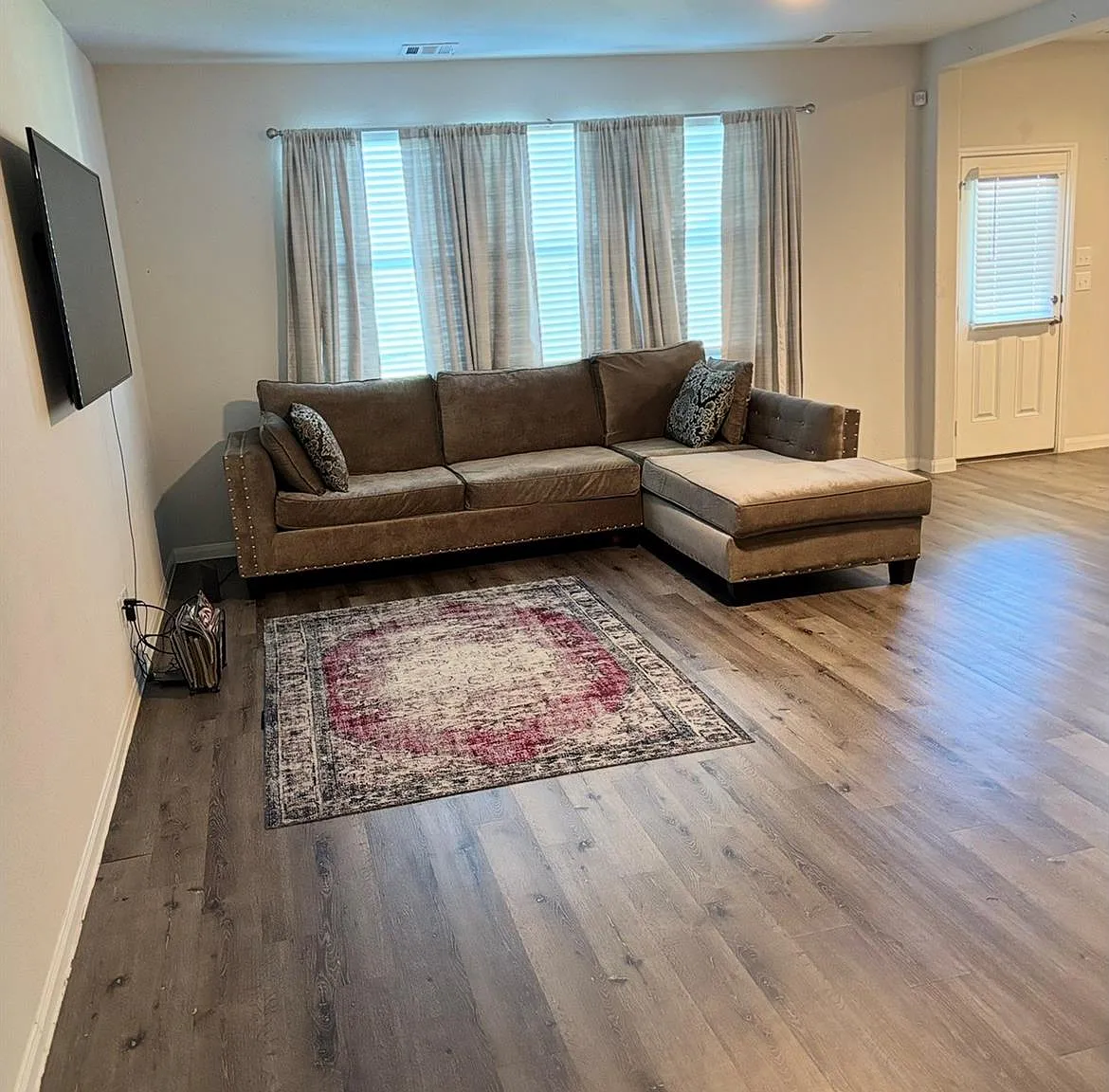 4 bed, 2.5 bath, 2286 sqft, $2,450 — Photo 3