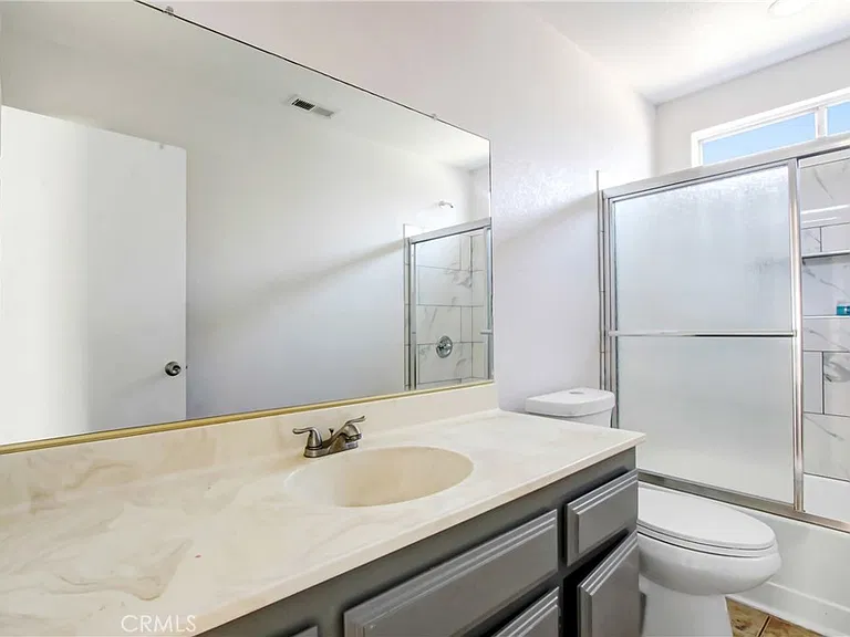 1142 W King St — Photo 8