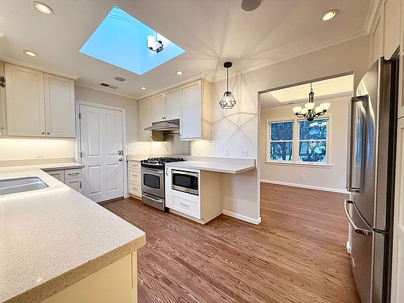 5th image of 332 Grayson Ct
