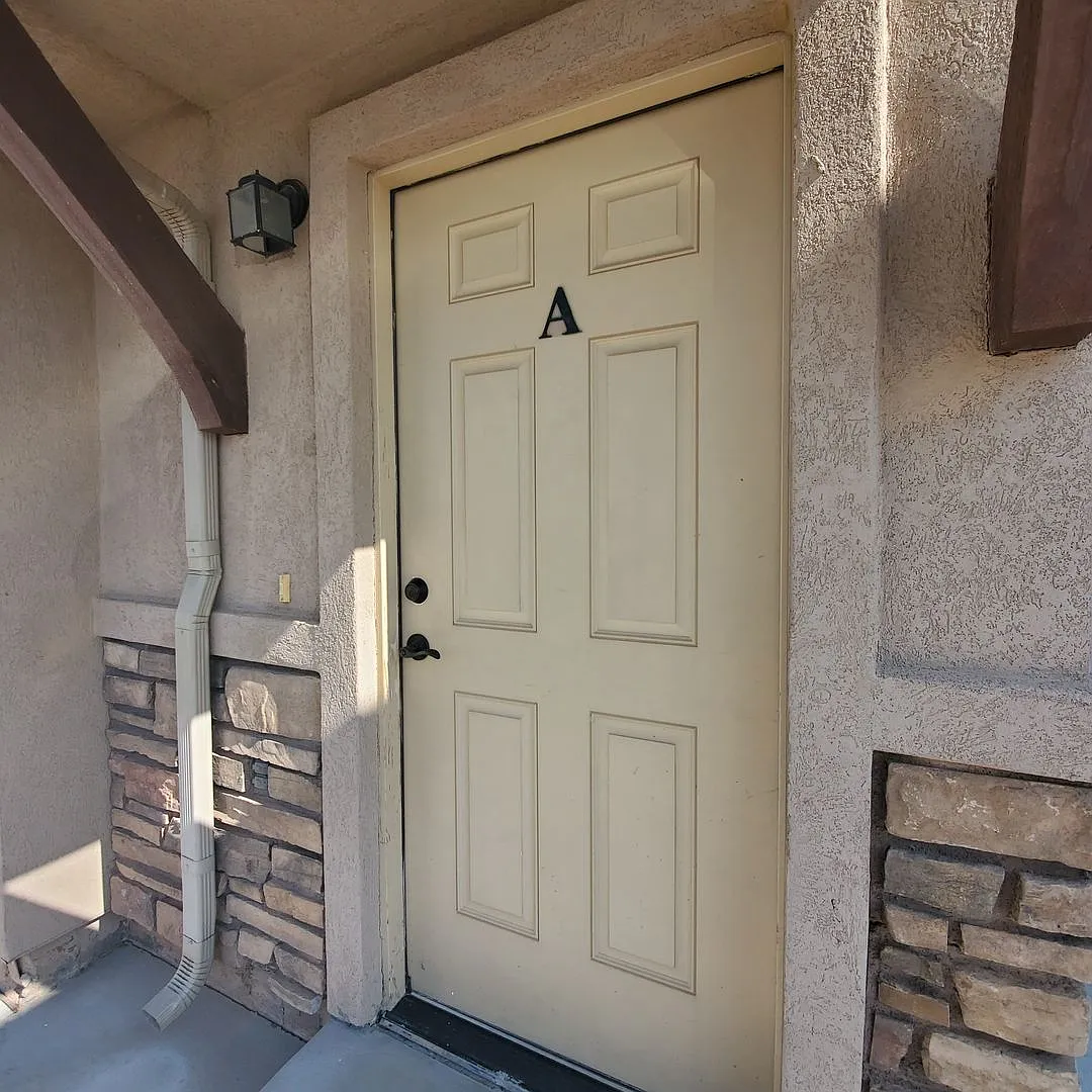 Pet Friendly Townhome with Mountain View — Photo 4