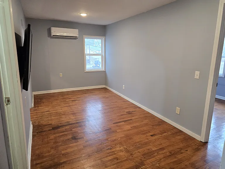 630 N Pleasant St — Photo 3
