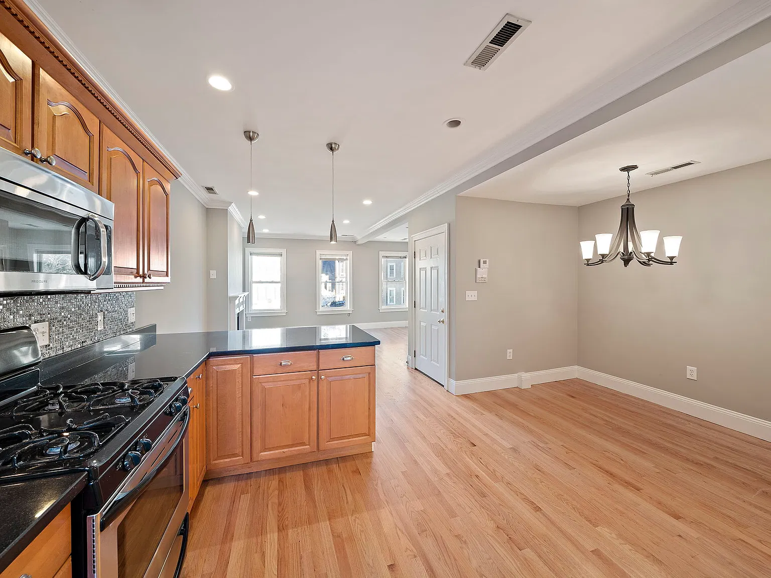 3 bed, 1247 sqft, $4,750 — Photo 4
