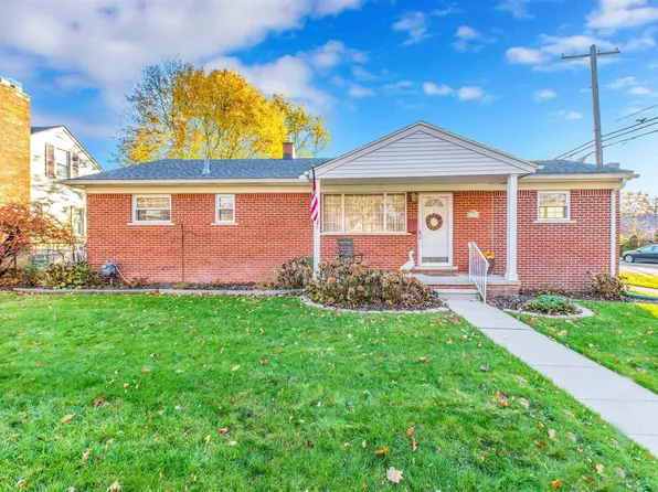 2079 Hampton Rd, Grosse Pointe Woods, MI 48236