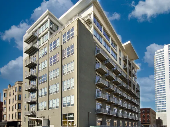 770 W Gladys Ave APT 604, Chicago, IL 60610