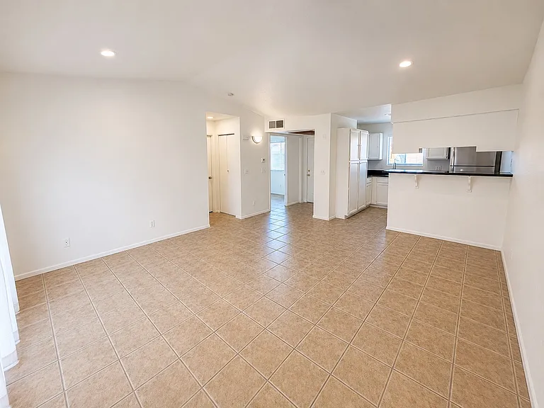 653 W Guadalupe Rd #2019 — Photo 2