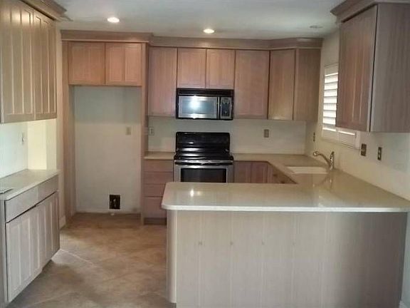 3rd image of 720 Dorchester Cir