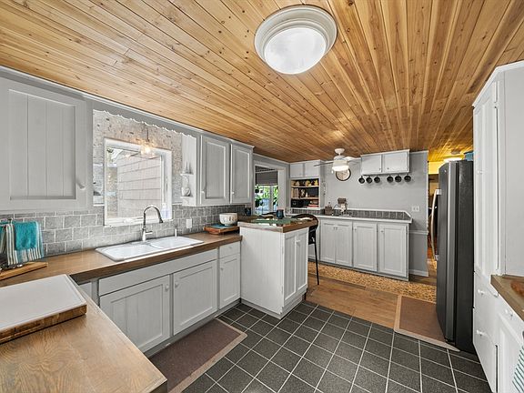 3rd image of 4 Laurel St