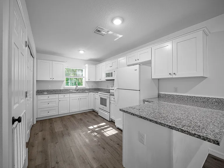 1545 NE 14th St — Photo 21