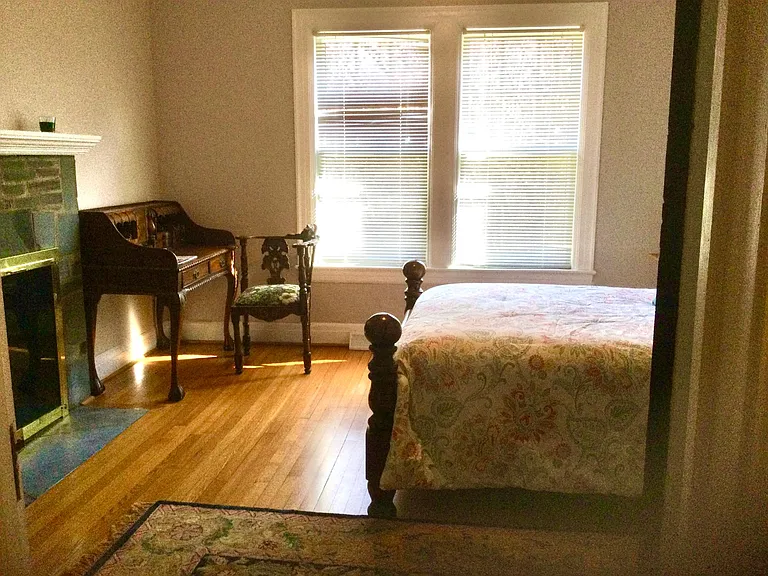 Middle bedroom.