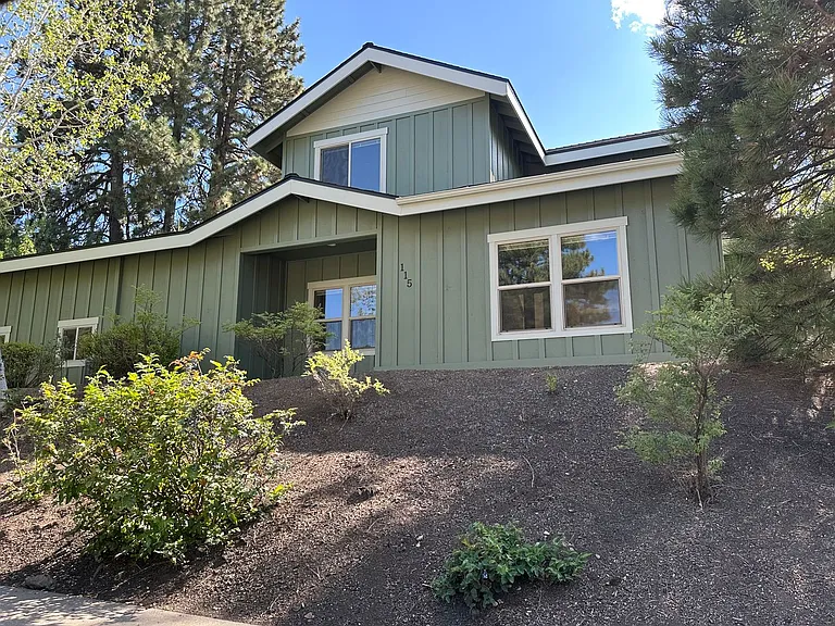 115 NW Mount Washington Dr — Photo 2