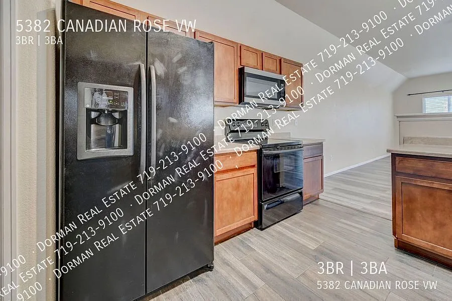 Bright & updated two story townhome, easy access to Powers! — Photo 3