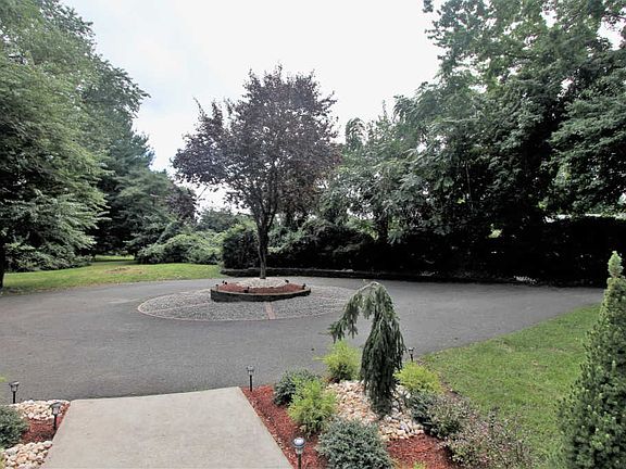 2nd image of 9 Wilzette Dr