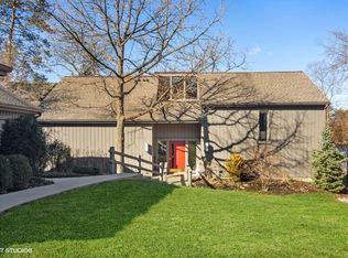 678 Old Barn Rd APT A, Lake Barrington, IL 60010