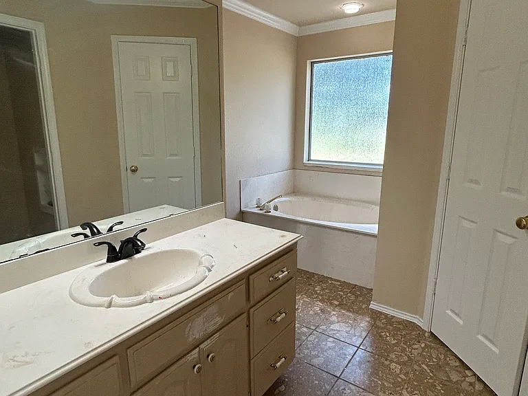 2661 FM 35 — Photo 15
