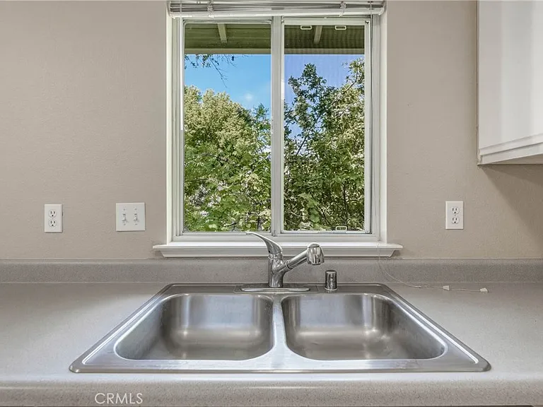 687 Armstrong St — Photo 16