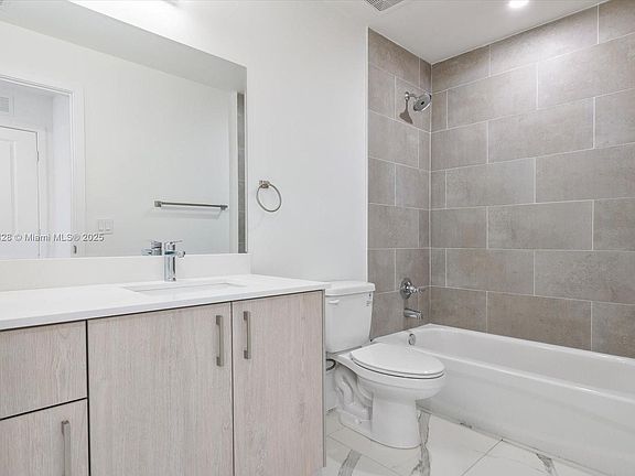 3rd image of 420 SW 7th Ave APT 203
