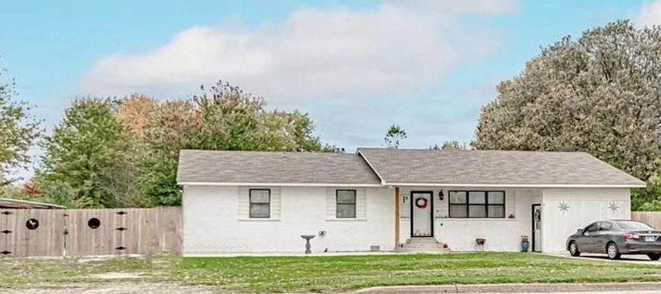 1st image of 1006 SE Moberly Ln