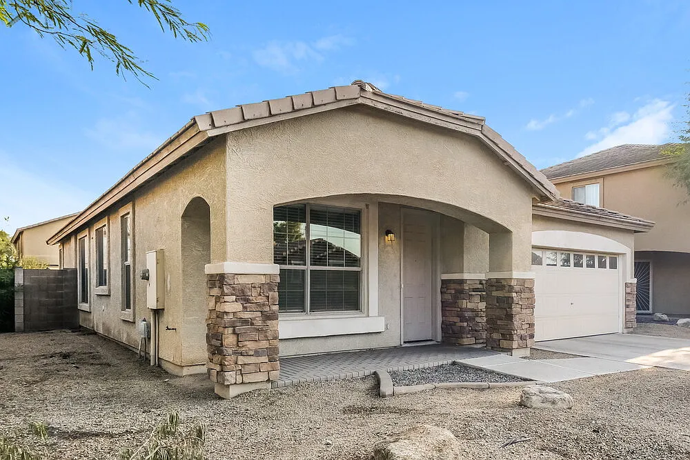3 bed, 2.0 bath, 1900 sqft, $2,010 — Photo 3
