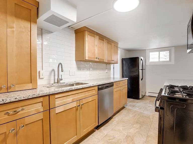 848-852 S Logan St. — Photo 31