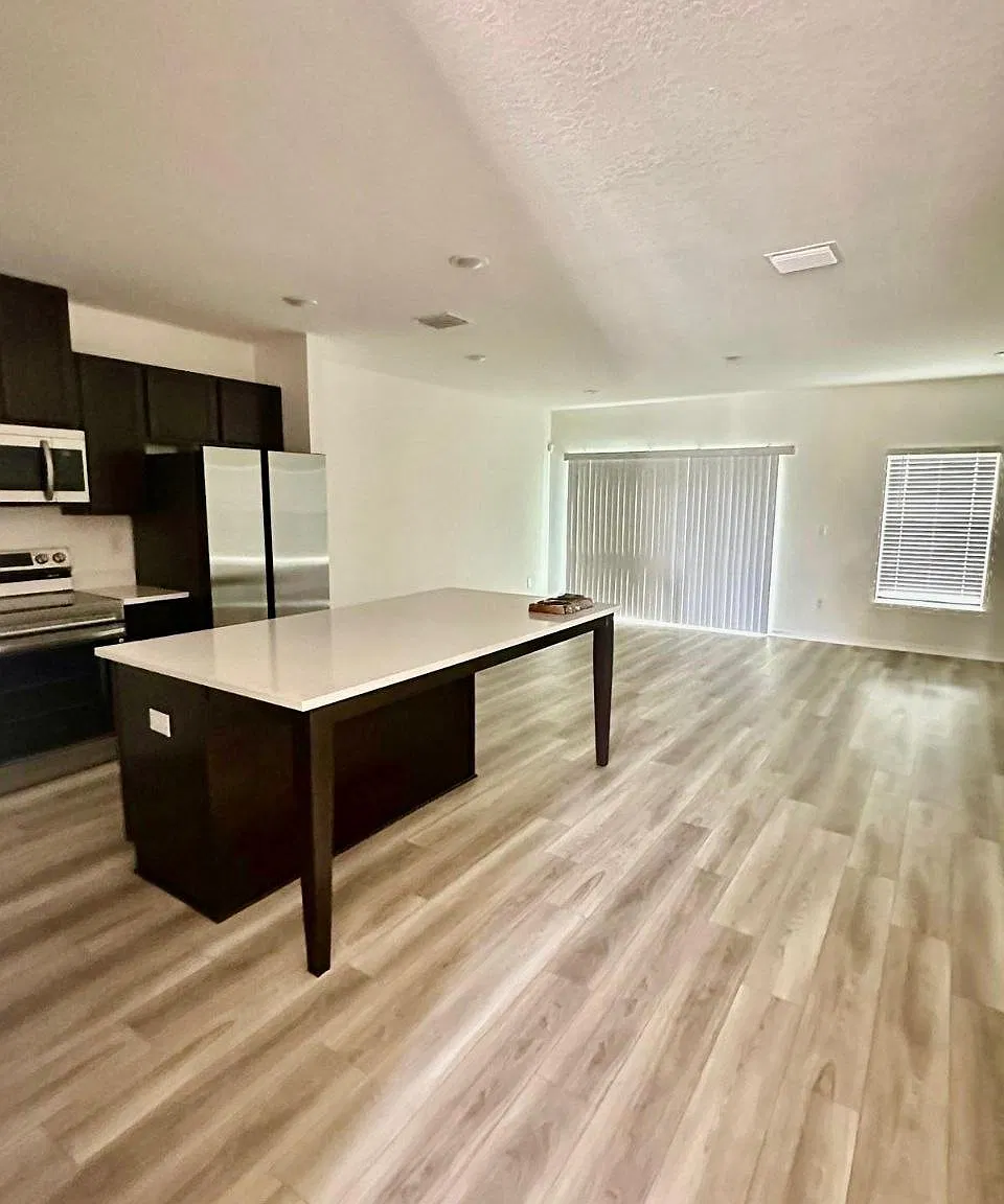3 bed, 2.5 bath, 1694 sqft, $2,400 — Photo 3