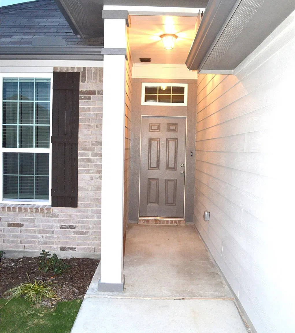 4 bed, 2.0 bath, 1666 sqft, $1,699 — Photo 2