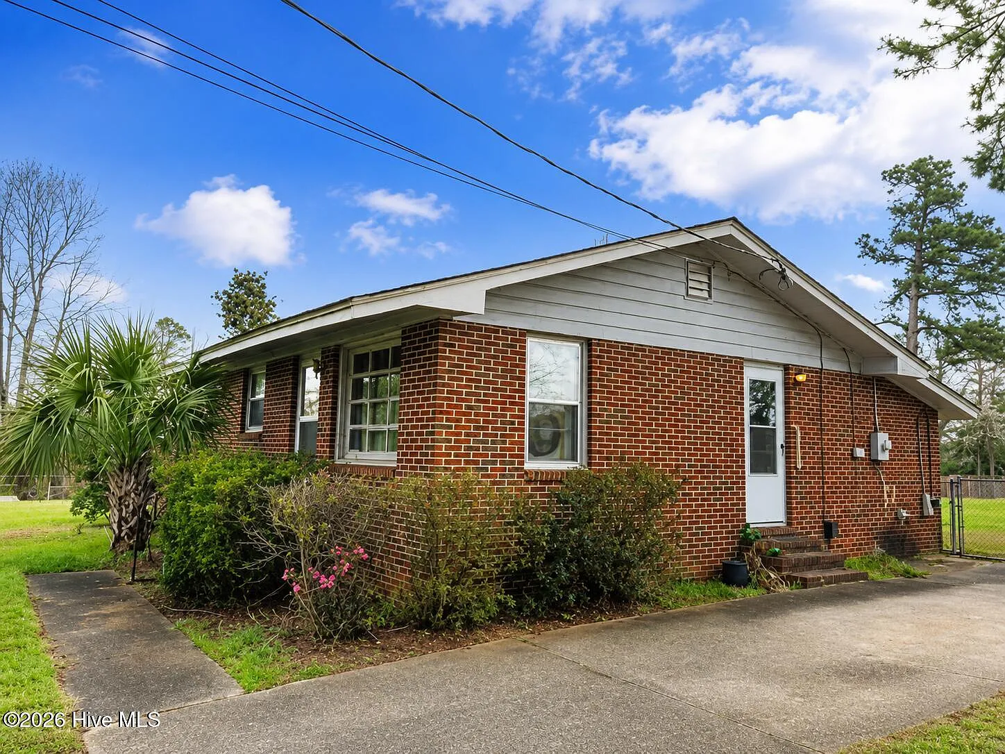 3 bed, 1.0 bath, 936 sqft, $1,500 — Photo 1