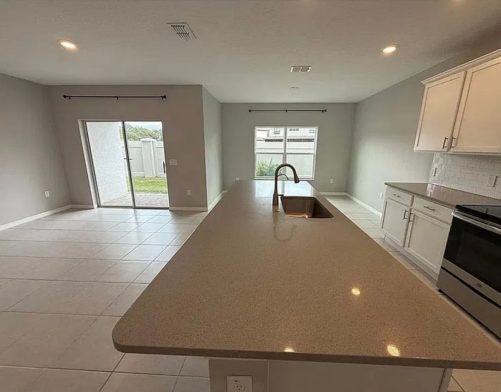 3 bed, 3.0 bath, 2019 sqft, $2,200 — Photo 2