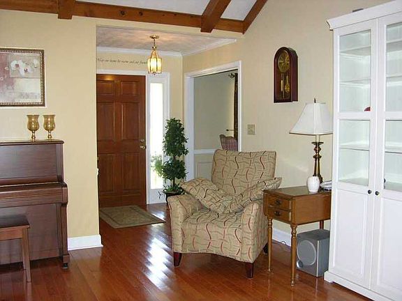 3rd image of 4004 Camary Dr SE