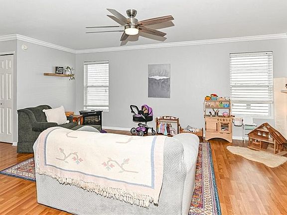 4th image of 10848 Woods Dr