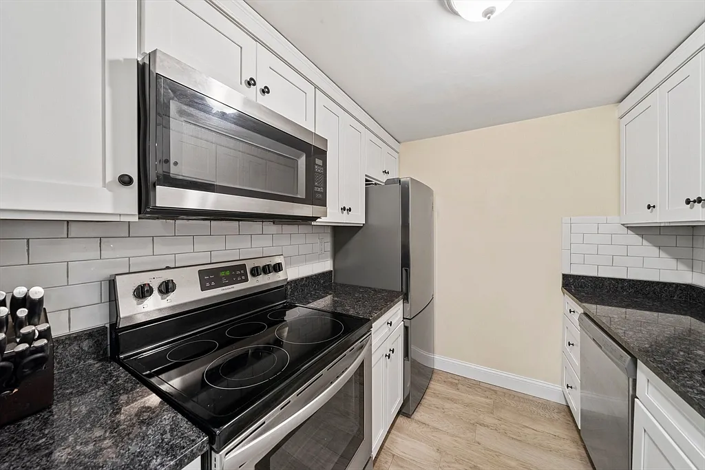 2 bed, 1000 sqft, $2,700 — Photo 2
