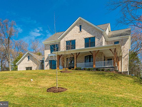 2nd image of 1124 Westbriar Ct NE