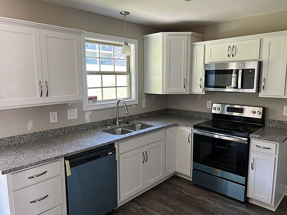 3rd image of 832 Lillian Grace Dr