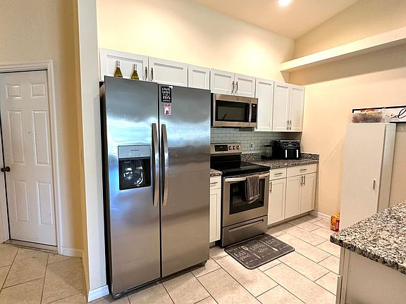5th image of 1042 SE 10th St