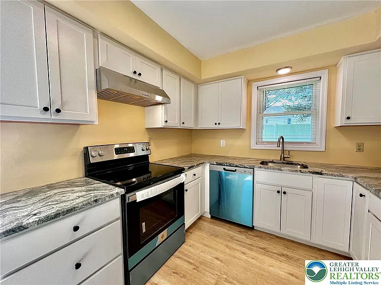 2404 Northwood Ave — Photo 2