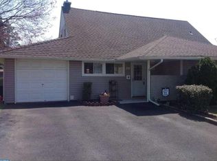 28 Hydrangea Rd, Levittown, PA 19056