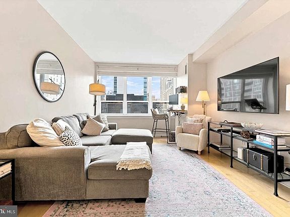 4th image of 1425 Locust St Unit 12E