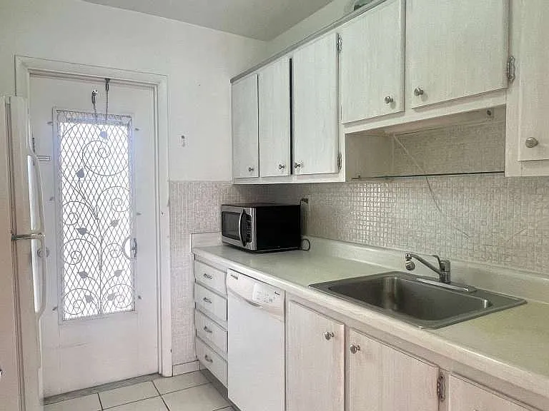 2200 Diana Dr #410 — Photo 2
