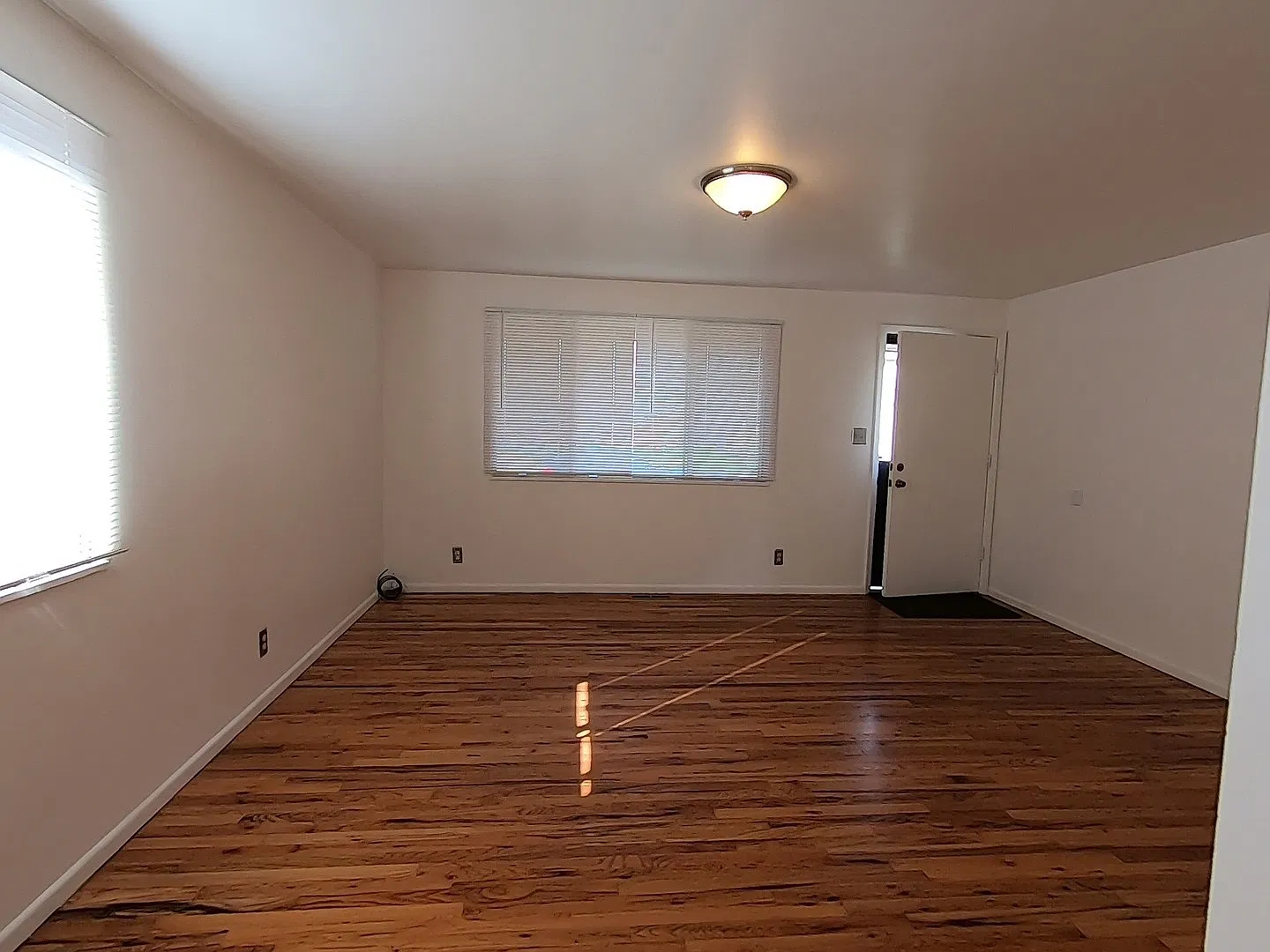 Brick Ranch home with great yard and beautiful trees — Photo 2