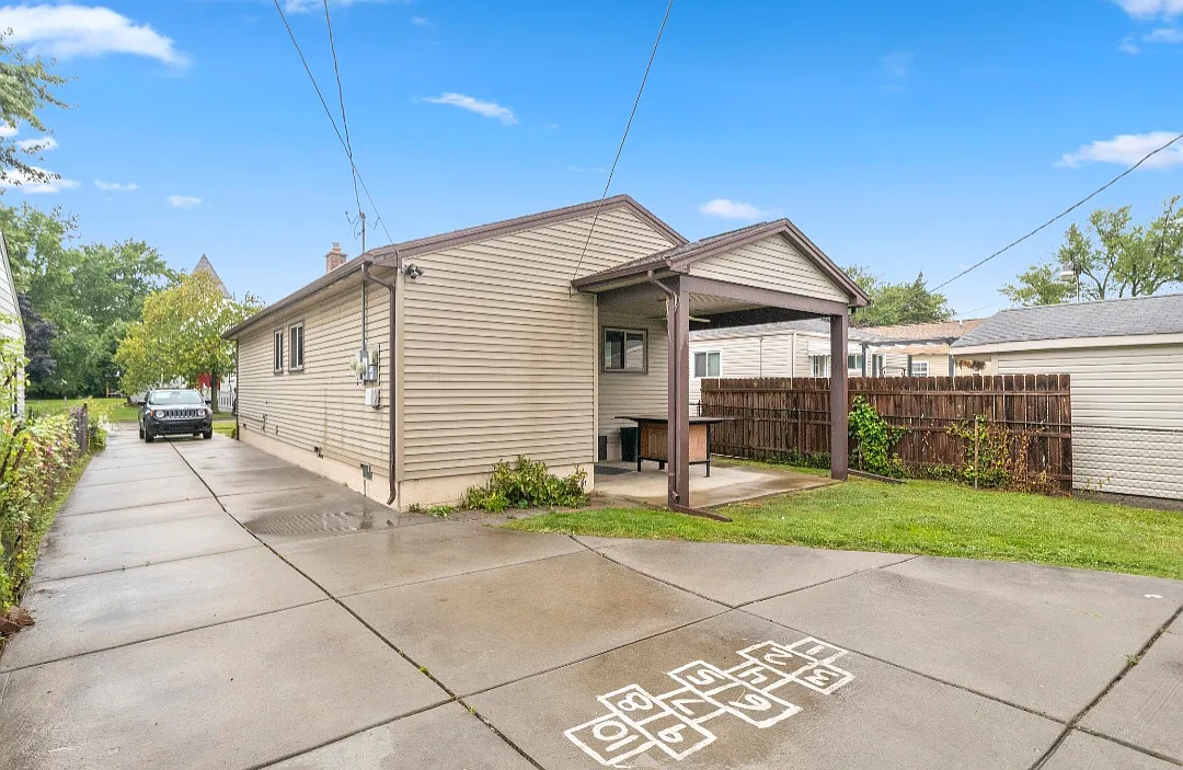 3 bed, 1000 sqft, $2,100 — Photo 4