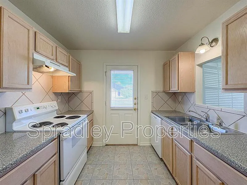 3 bed, 2.0 bath, 1332 sqft, $1,250 — Photo 4