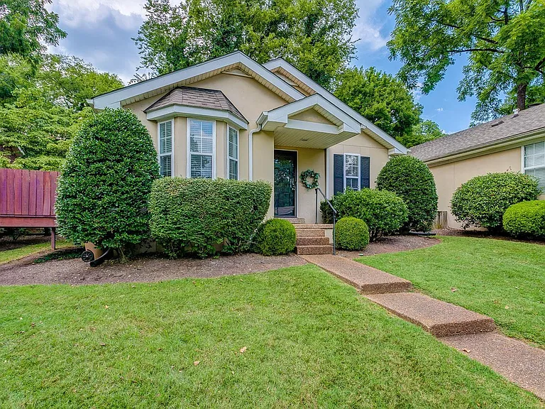 1001 Clifton Ln — Photo 1