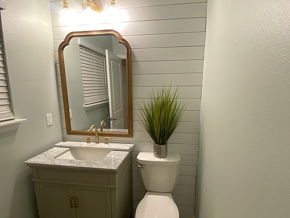1/2 bathroom in downstair hallway