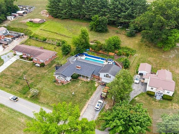 3rd image of 712 Mercer Rd