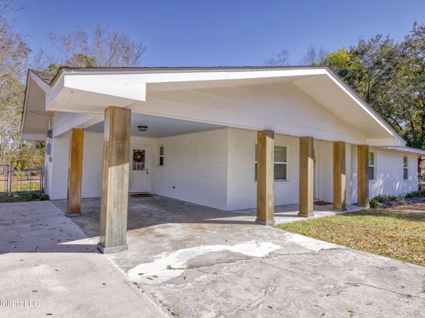 448 Sandy St, Waveland, MS 39576